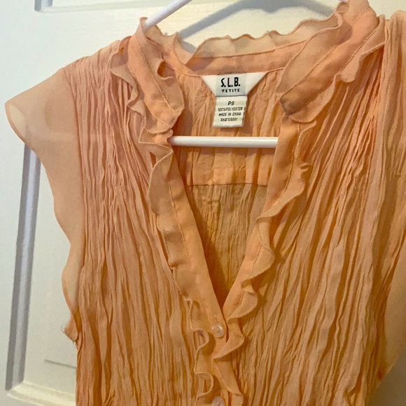 Cute pink ruffled blouse with cap sleeves - Picture 2 of 4